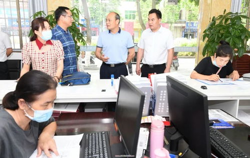 優(yōu)化營(yíng)商環(huán)境 助力經(jīng)濟(jì)發(fā)展 莫若鋒在服務(wù)窗口調(diào)研時(shí)強(qiáng)調(diào)增強(qiáng)服務(wù)意識(shí)，提高服務(wù)效能